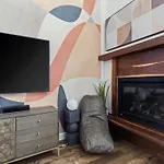 Hook St Art Pad: Just 5 Mins To Downtown Vibes!