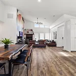 Hook St Art Pad: Just 5 Mins To Downtown Vibes!