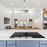 Hook St Art Pad: Just 5 Mins To Downtown Vibes!