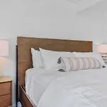 Sunny Chalet 1 Block To Bentonville Dt Sleeps 10