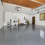 Sunny Chalet 1 Block To Bentonville Dt Sleeps 10