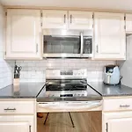 Modern Bentonville Retreat - Sleeps 6 Near Trails