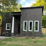 Perfectly Located 2 Bed/2 Full Bathroom/1 Sofa Bed