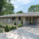 Walk To Bentonville Square - Cozy & Convenient