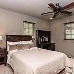 Walk To Bentonville Square - Cozy & Convenient
