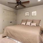 Walk To Bentonville Square - Cozy & Convenient