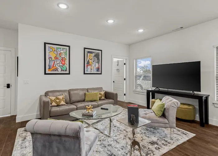 The Warhol - Pet-Friendly Apartment