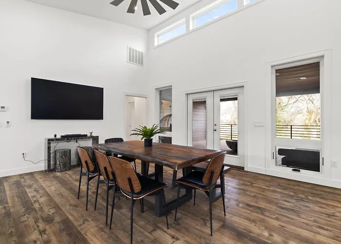 Hook St Art Pad: Just 5 Mins To Downtown Vibes!