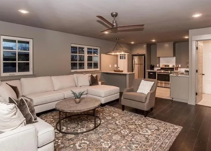 Walk To Bentonville Square - Cozy & Convenient