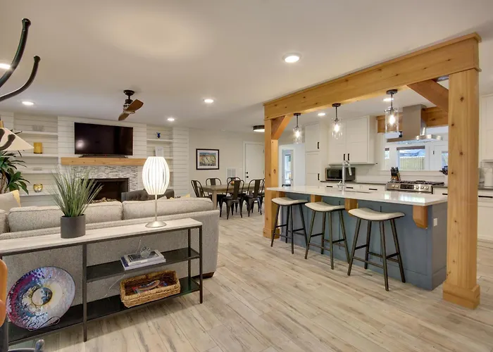 Sunny And Chic Retreat With Spacious Yard And Patio!