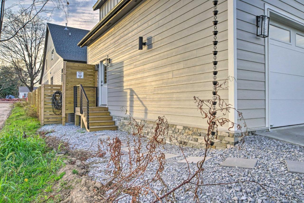 Airy Less Than 1 Mile To Square! Apartment