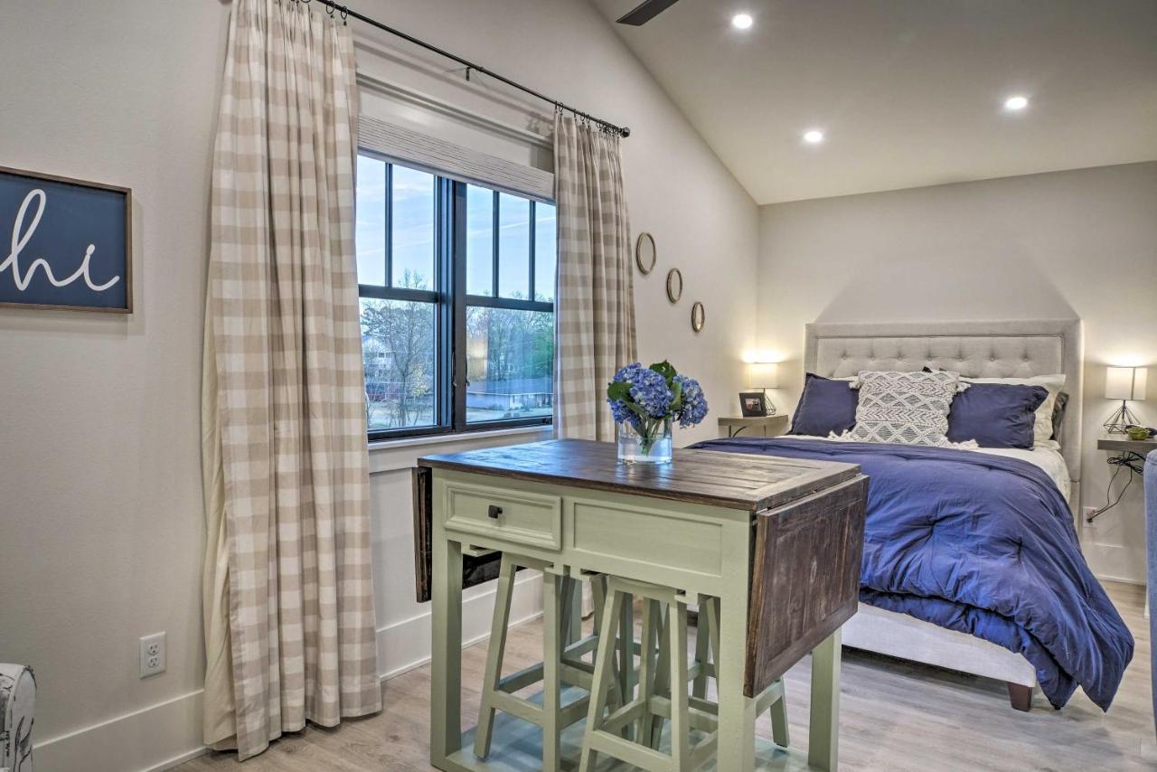 Apartment Airy Less Than 1 Mile To Square!