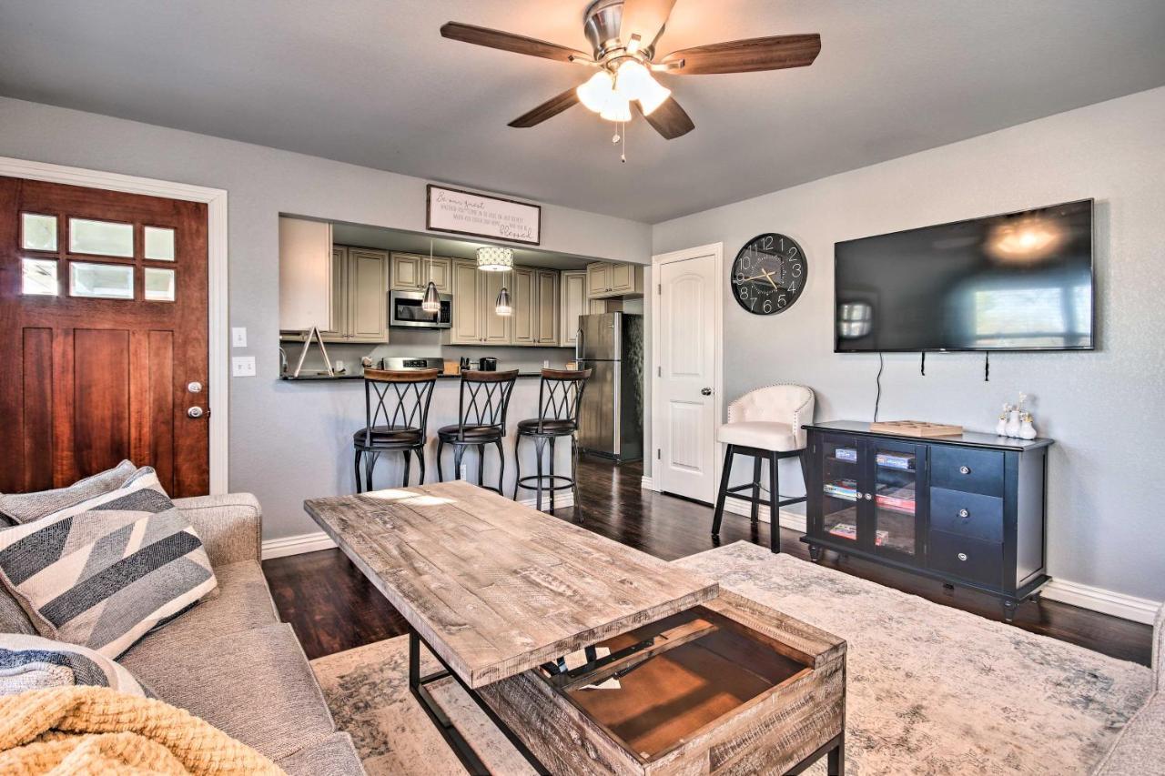 Cozy Duplex, Walk To Square! Holiday home *
