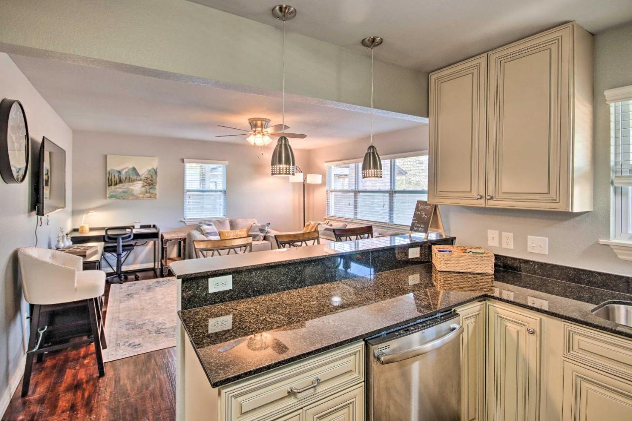 Cozy Duplex, Walk To Square! Holiday home