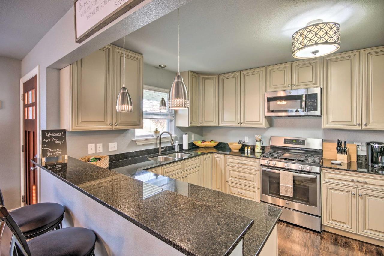 Cozy Duplex, Walk To Square! Holiday home *