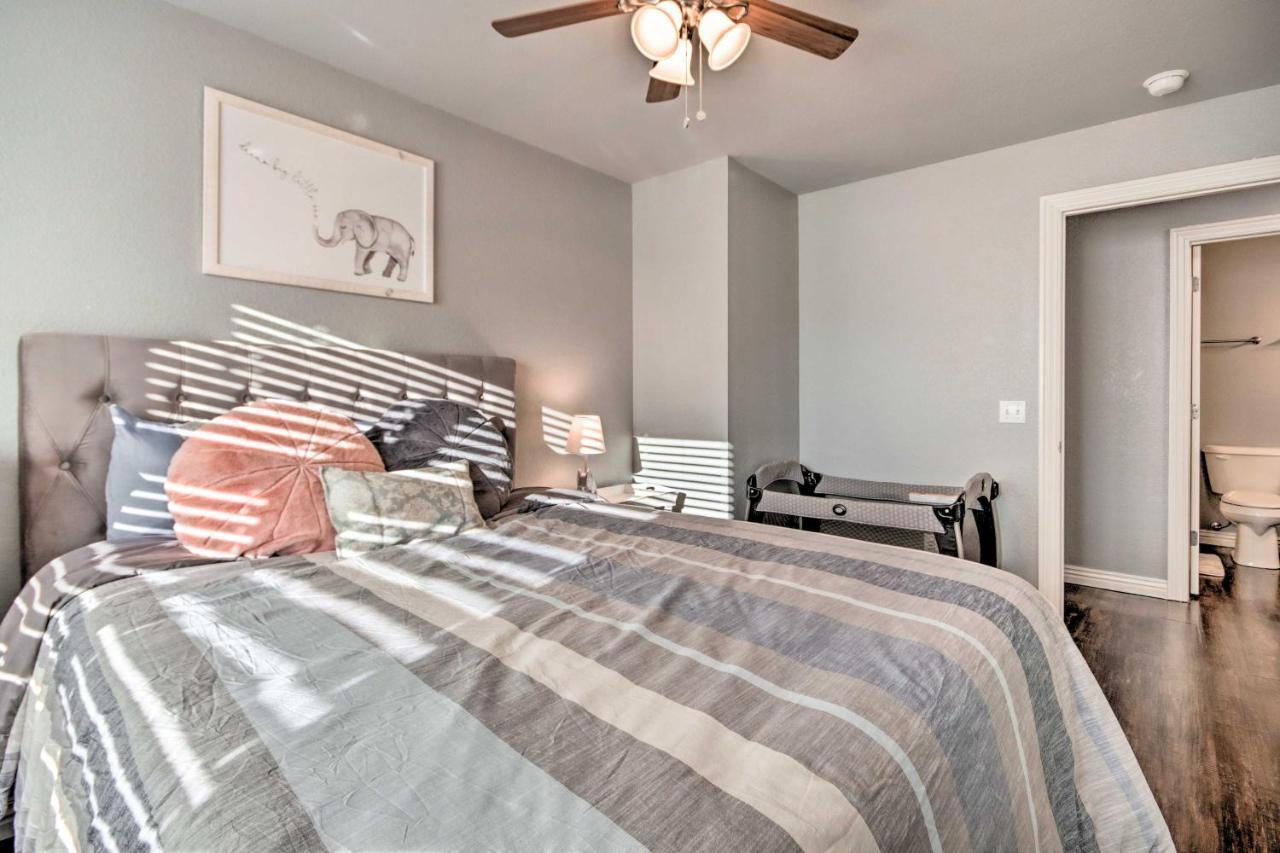 Cozy Duplex, Walk To Square! Holiday home