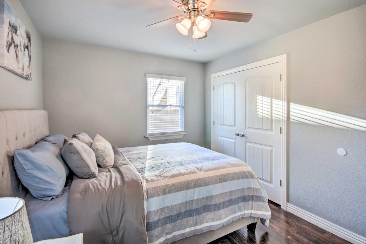 Cozy Duplex, Walk To Square! Holiday home *