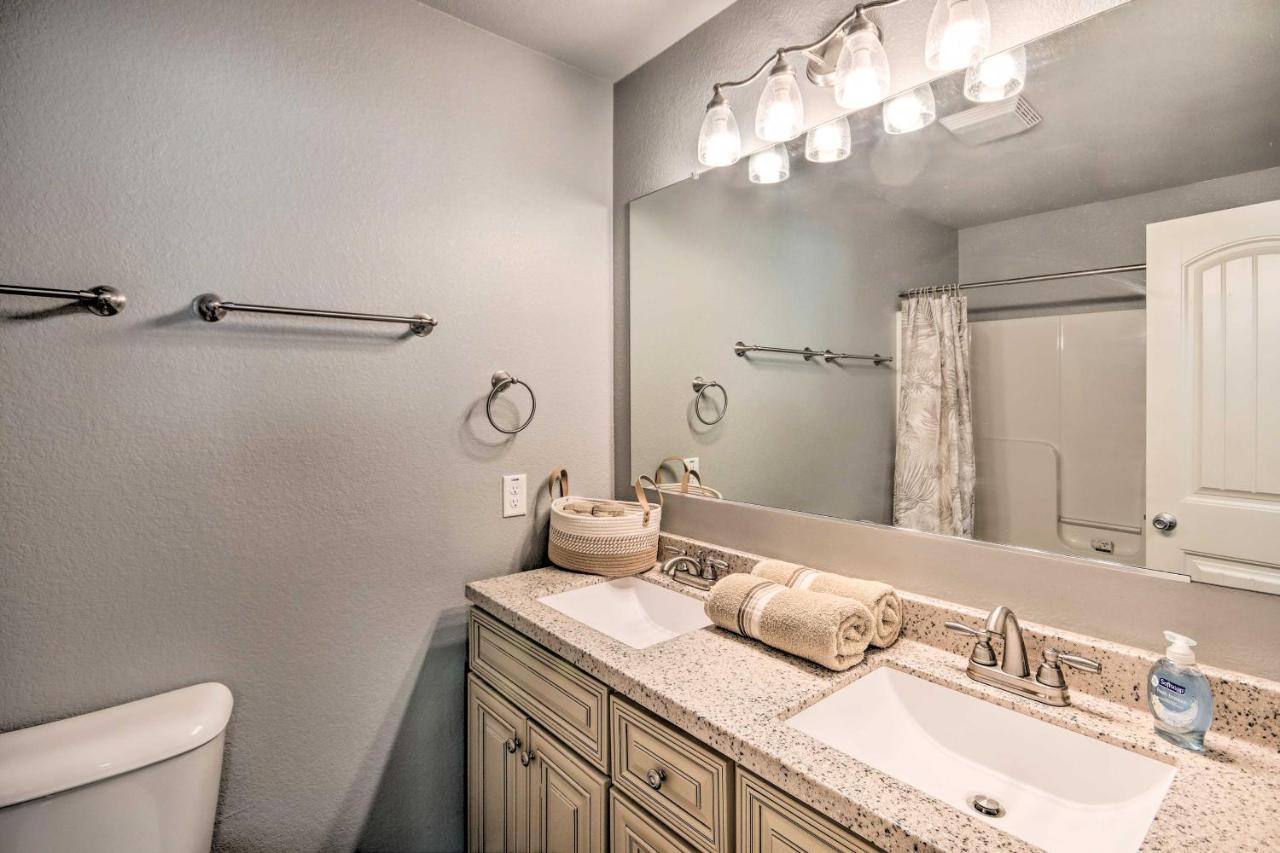 Cozy Duplex, Walk To Square! Holiday home