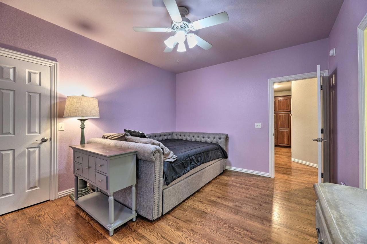 With Pool Table, 2 Mi To Downtown! Holiday home Bentonville