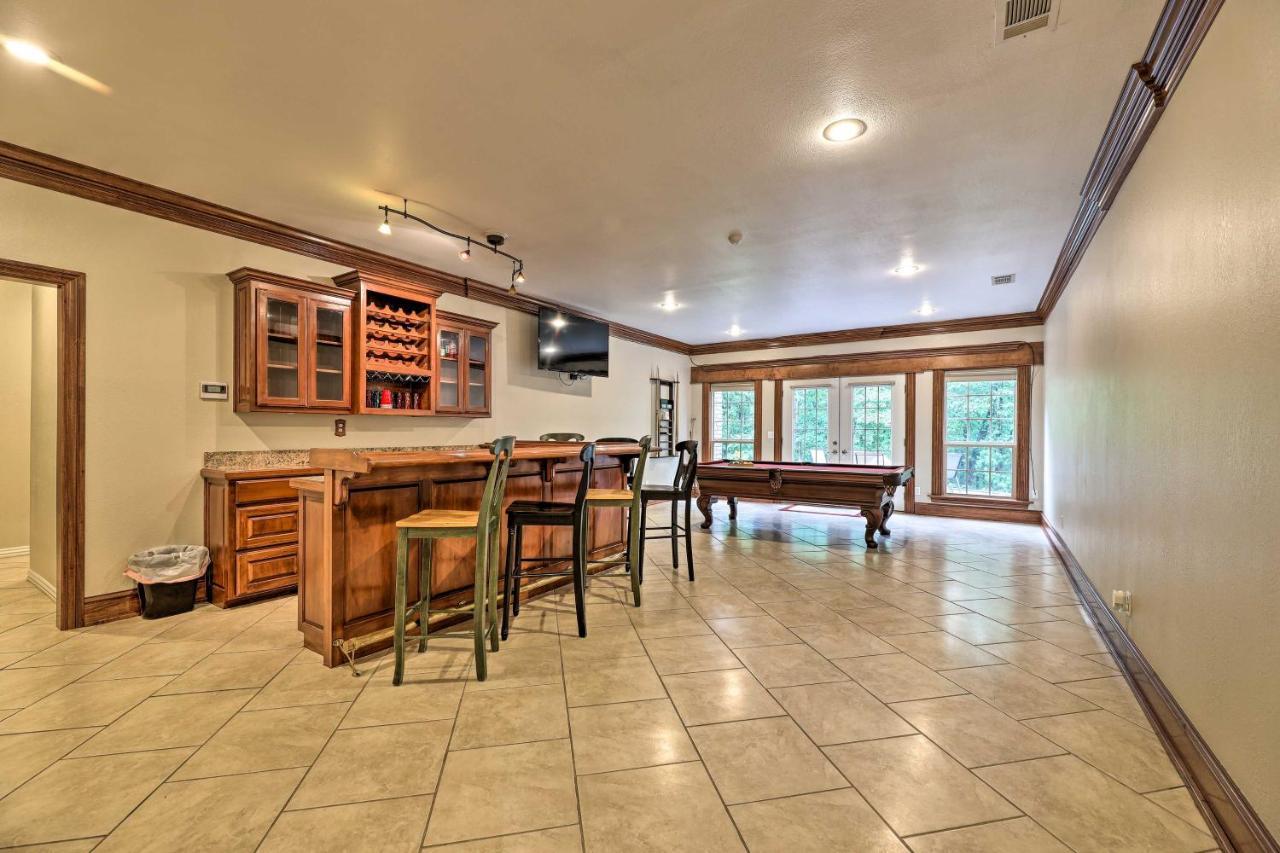 With Pool Table, 2 Mi To Downtown! Holiday home