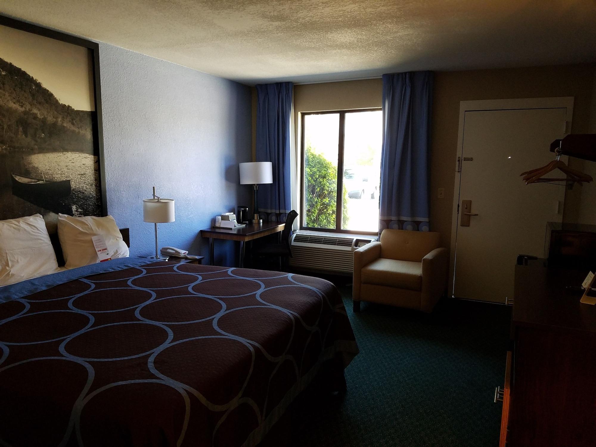 Super 8 By Wyndham Bentonville