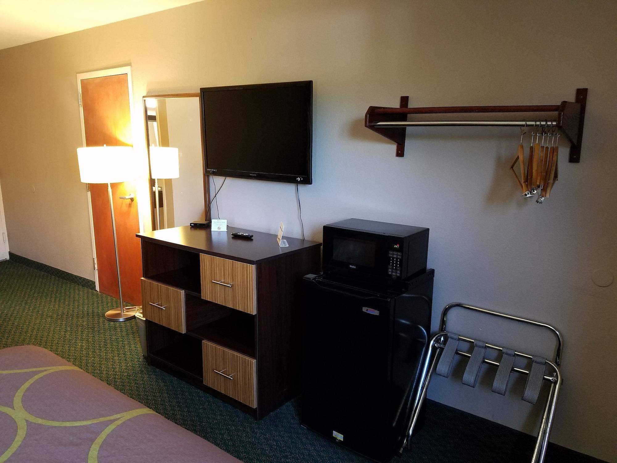 Super 8 By Wyndham Motel 2*