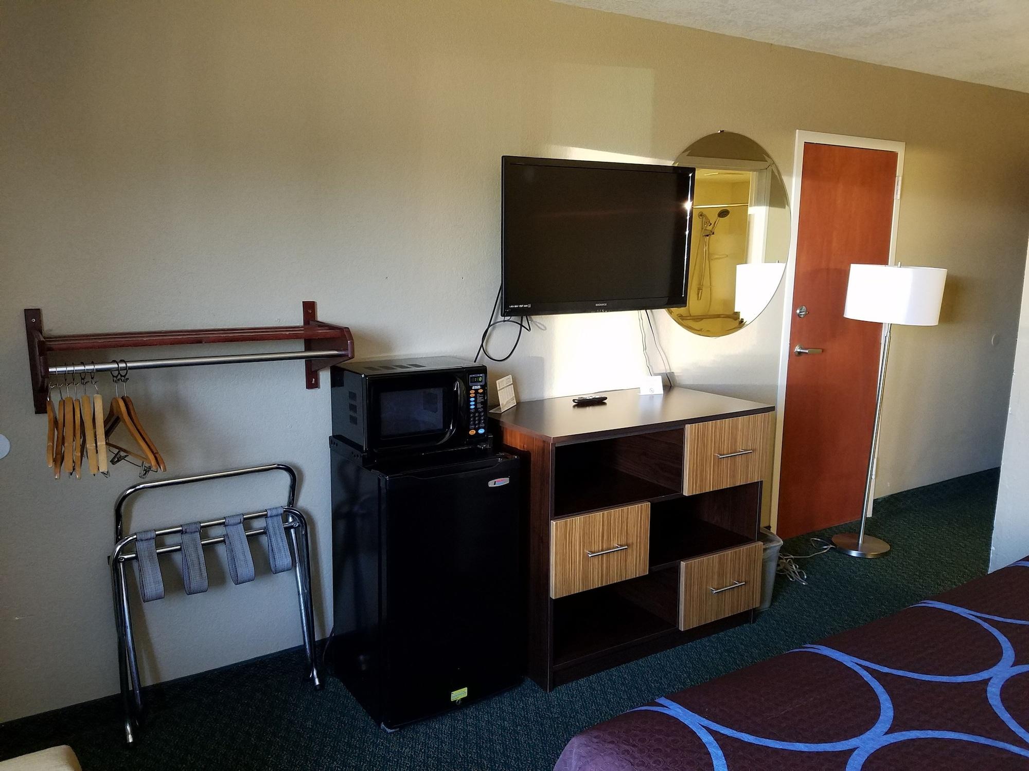 Super 8 By Wyndham Motel