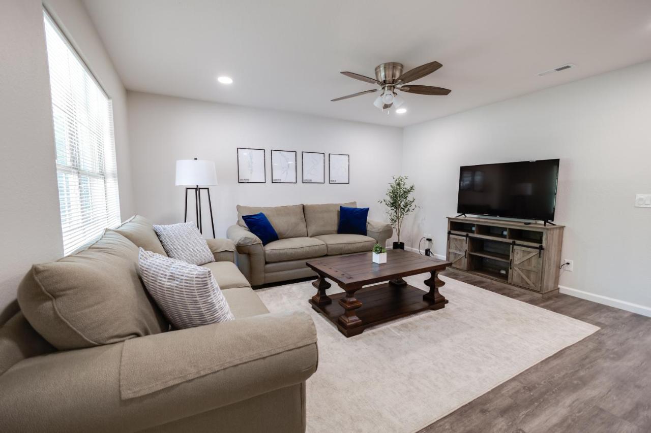 Trailside Townhouse - Close To Downtown & Bike Trails Apartment *