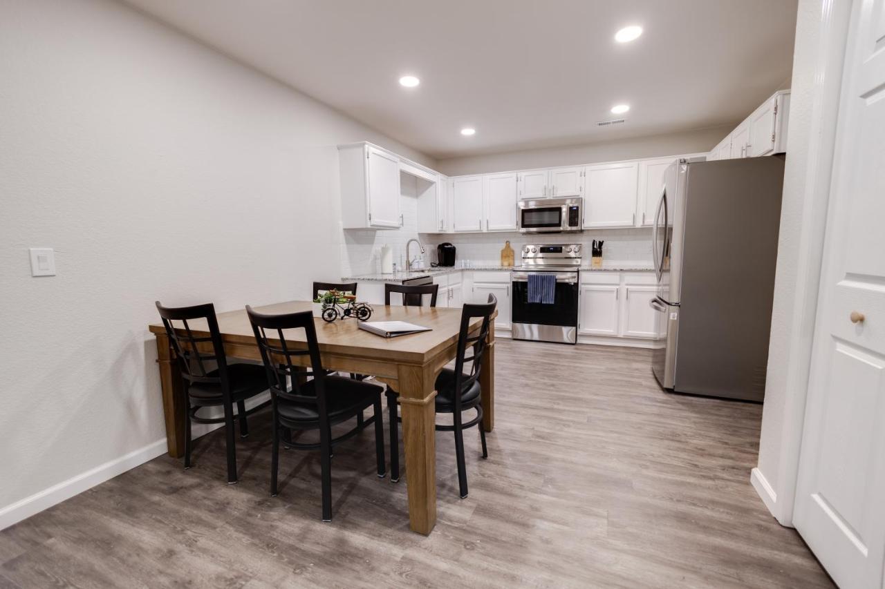 Trailside Townhouse - Close To Downtown & Bike Trails Apartment