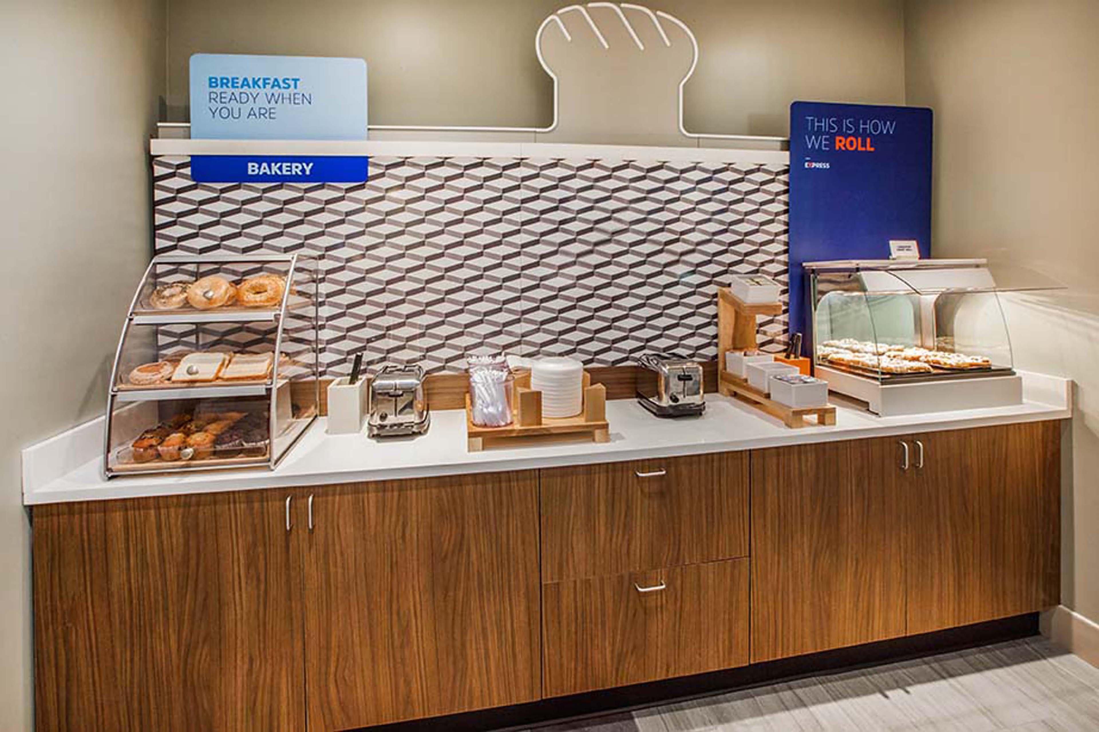 Express & By Ihg 2* Bentonville