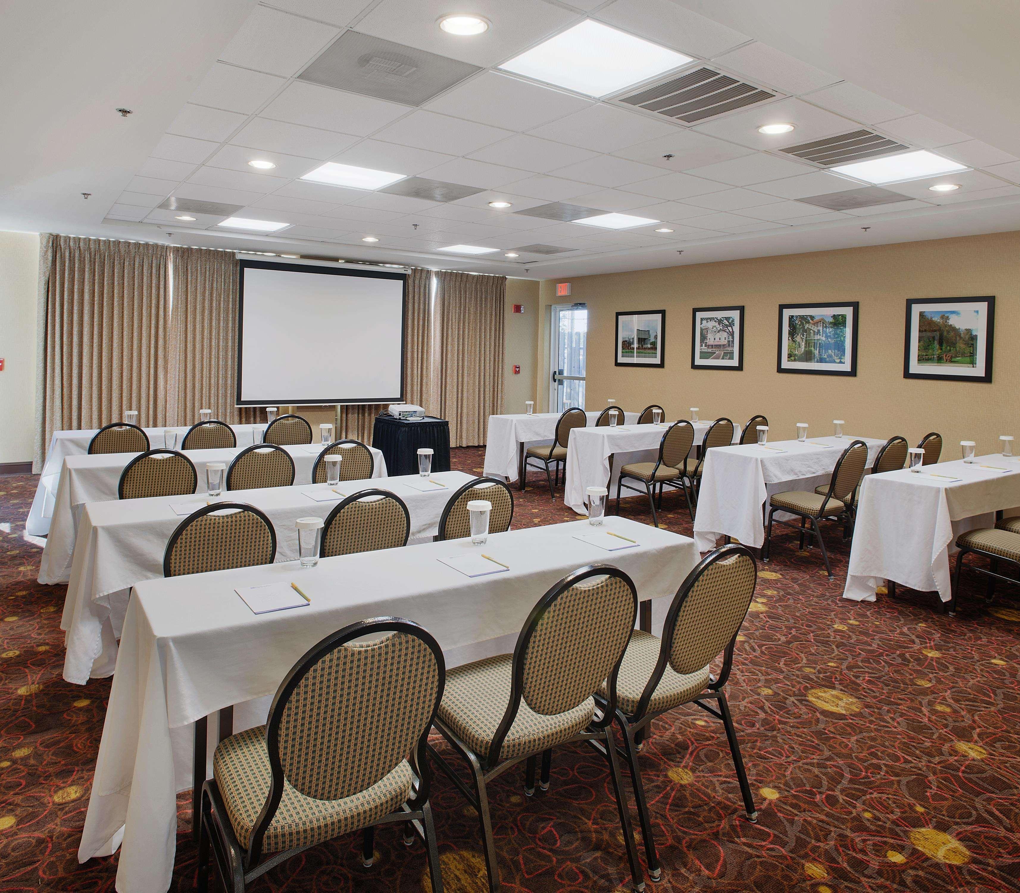 Hilton Garden Rogers 4*