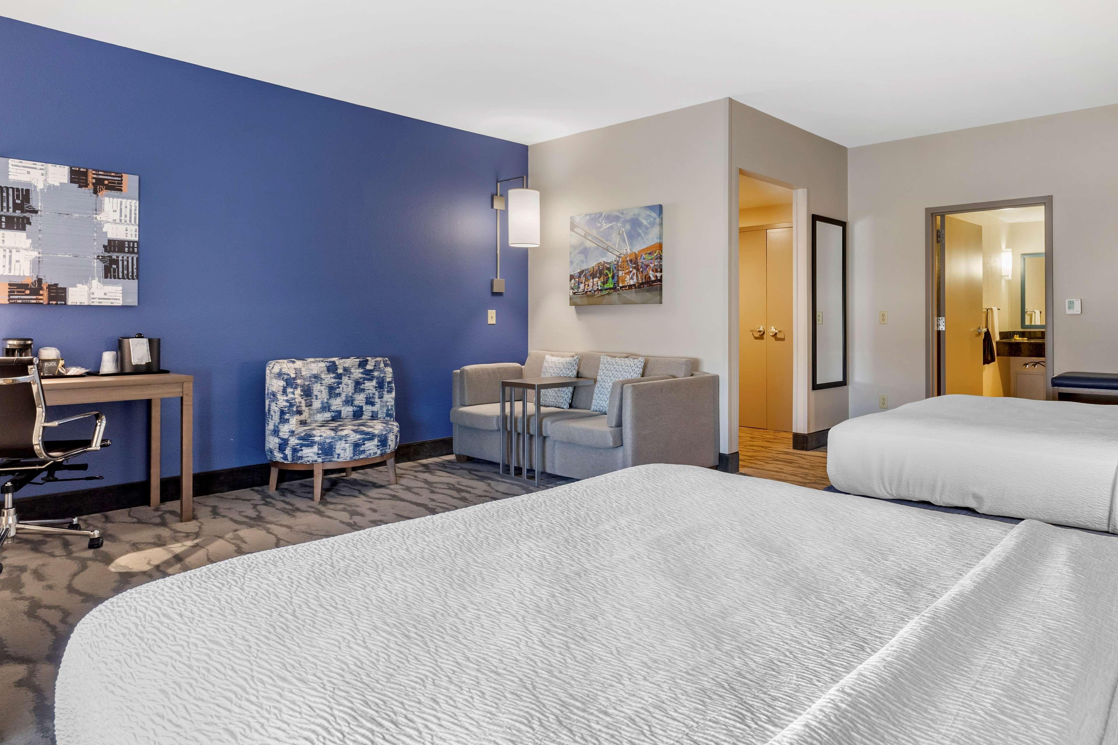Best Western Plus Castlerock & Hotel 3*