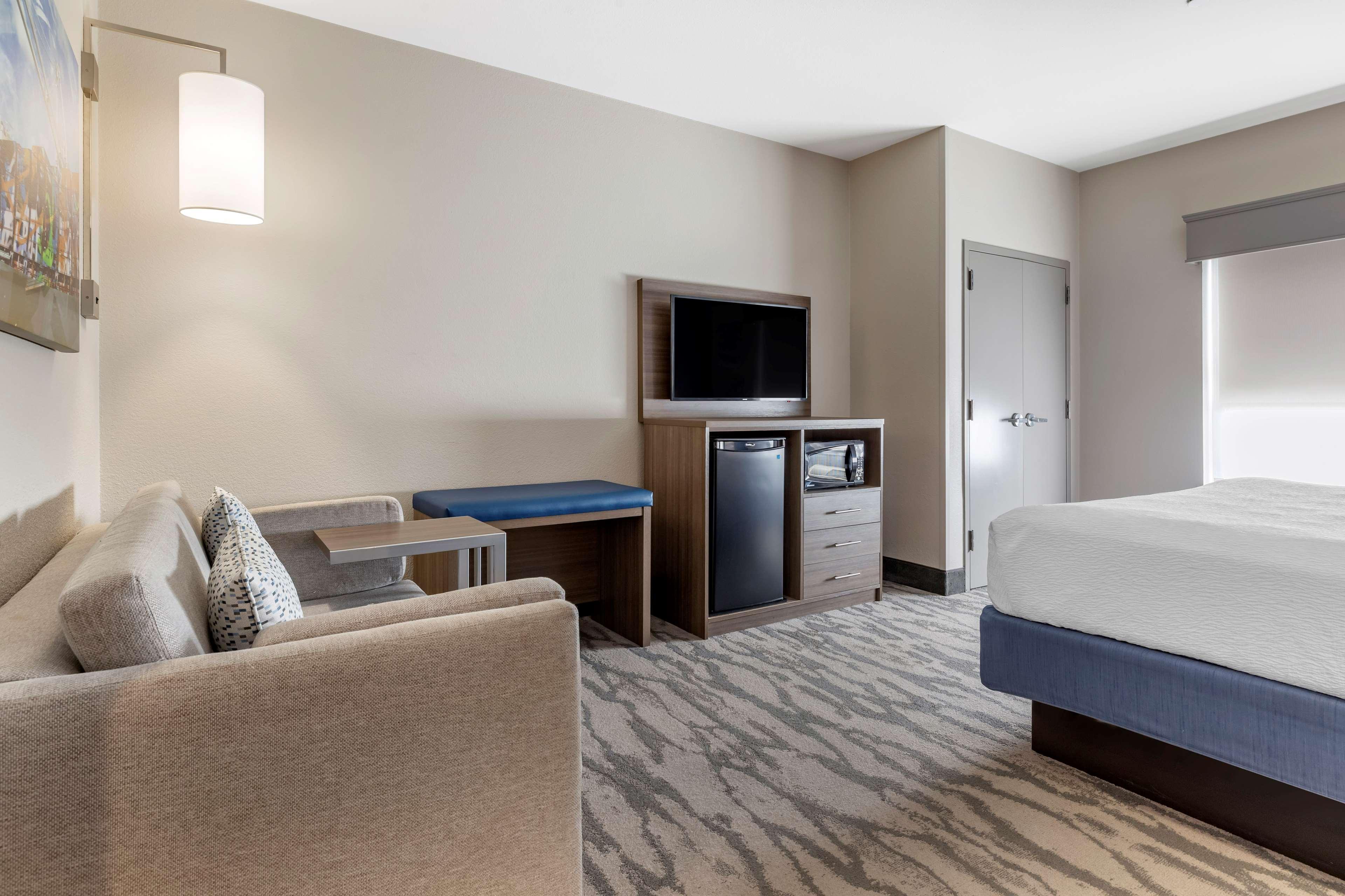 Best Western Plus Castlerock & 3* Bentonville