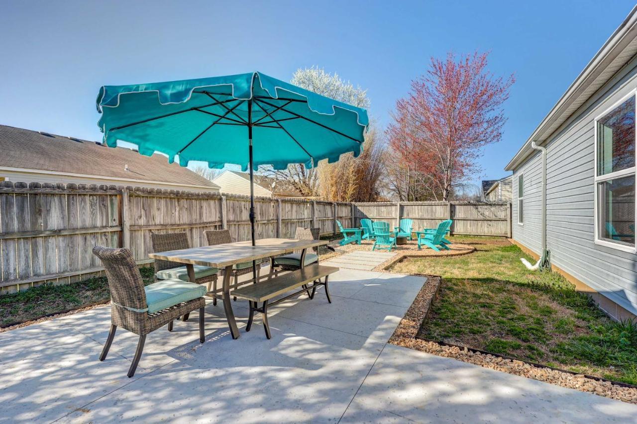 Holiday home Chic With Patio And Fire Pit! Bentonville