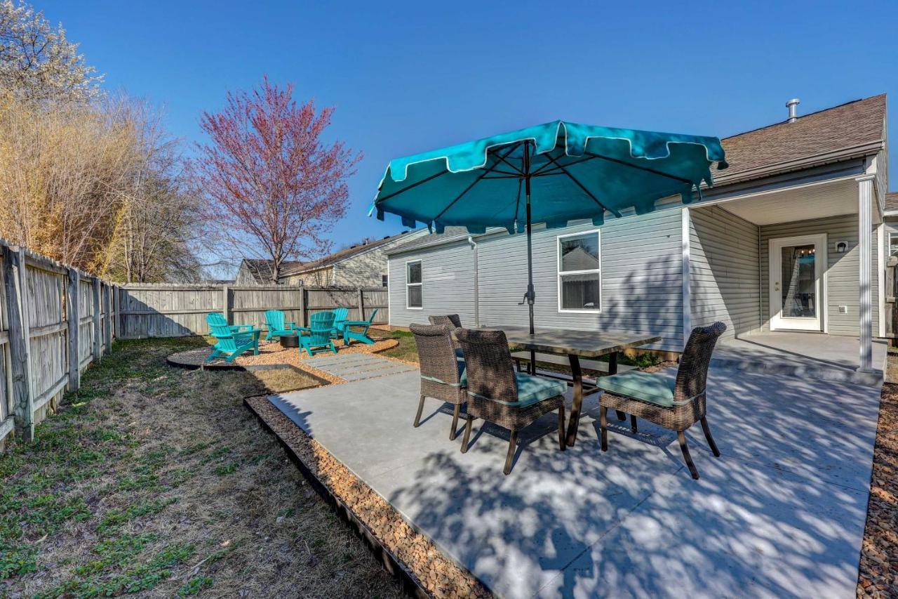 Holiday home Chic With Patio And Fire Pit! Bentonville