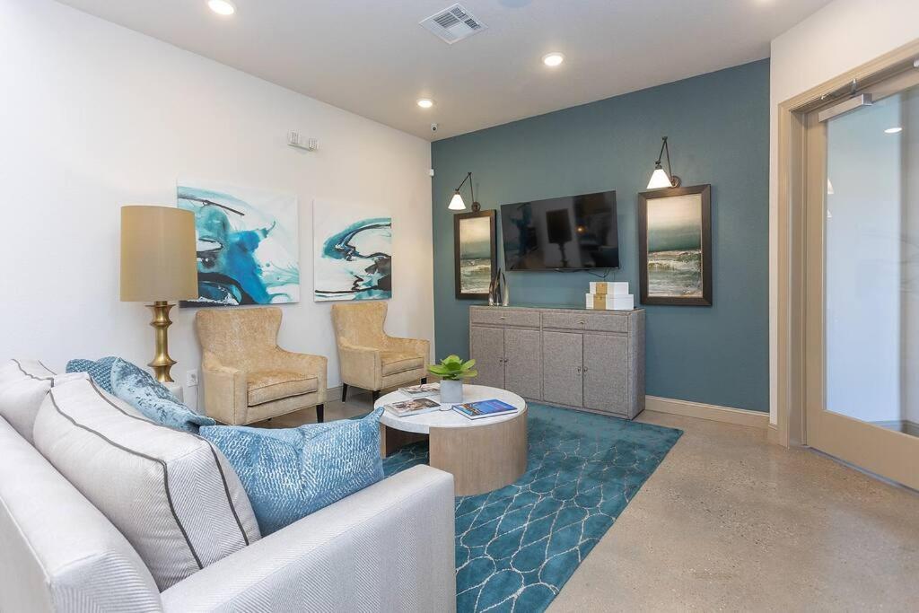 The Charming Canary * Bentonville