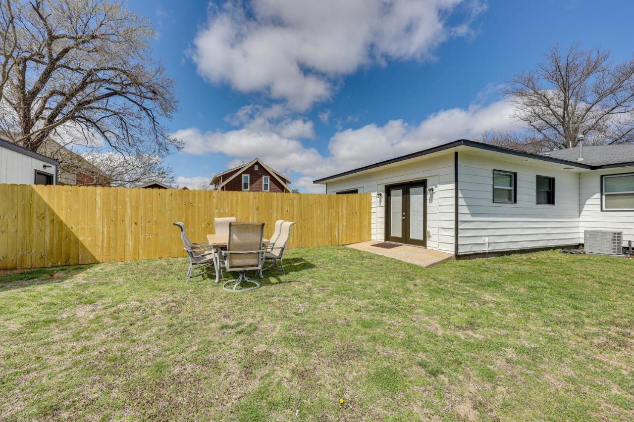 Grassy Yard, Walk To Square Holiday home Bentonville