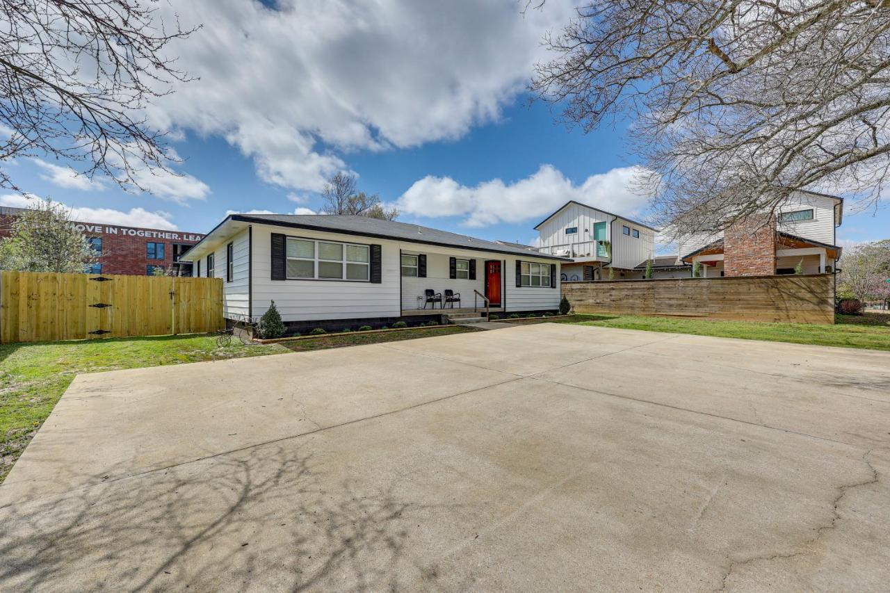 Grassy Yard, Walk To Square *