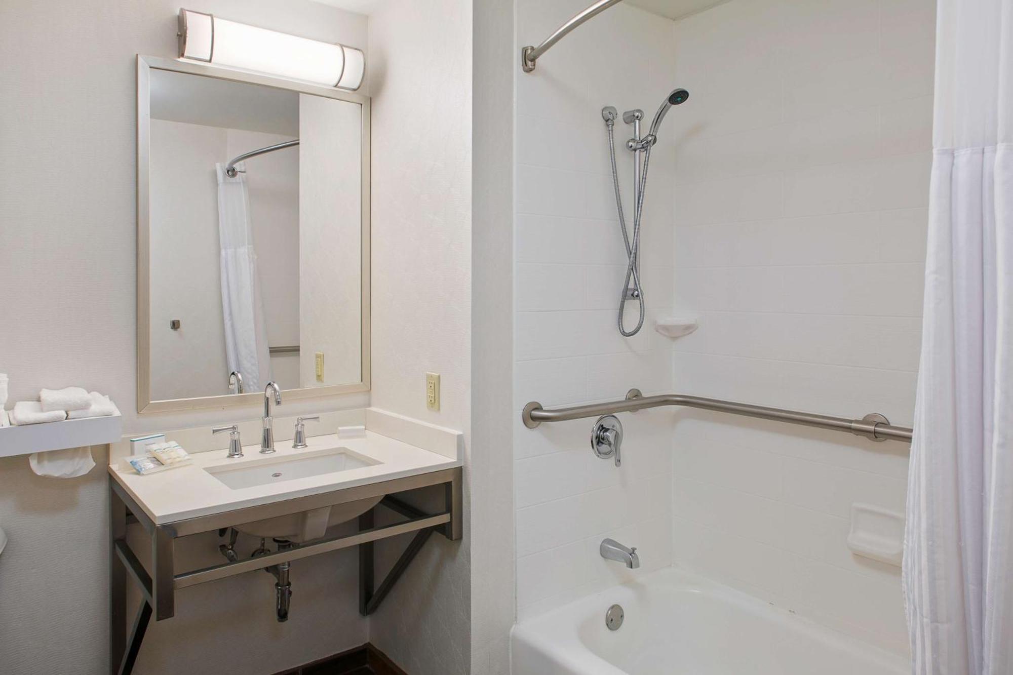 Hilton Garden Rogers Hotel 4*