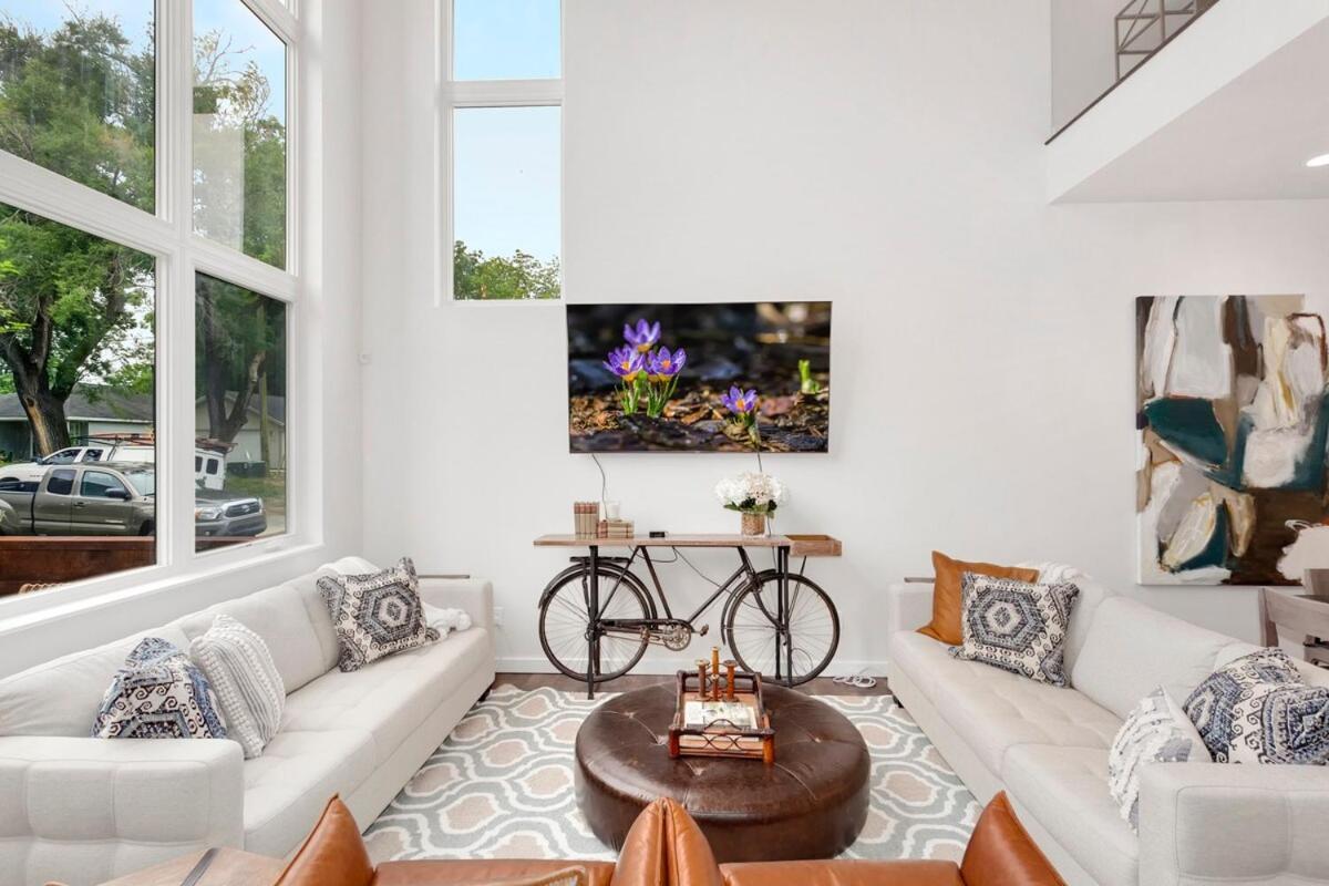 Terracotta Townhome-by Momentary-bikes Available Holiday home