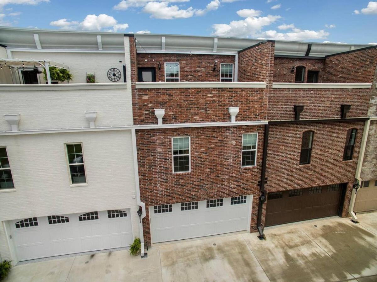 The Brownstone-1 Block To Downtown *