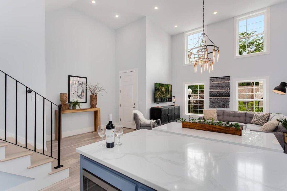 The Brownstone-1 Block To Downtown Holiday home *