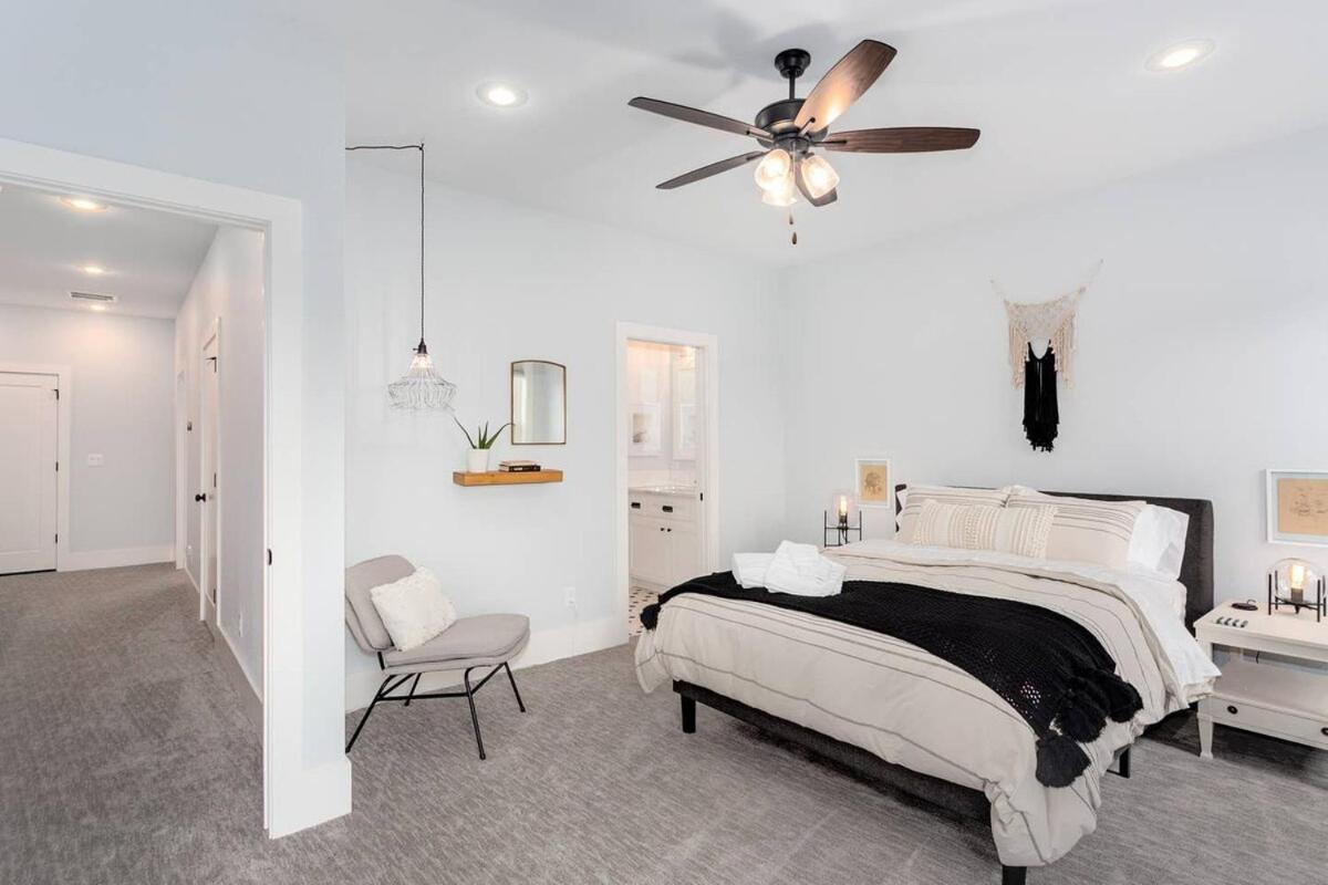 The Brownstone-1 Block To Downtown *