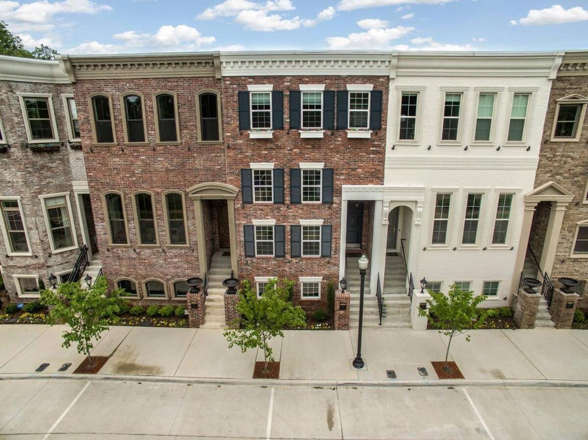 The Brownstone-1 Block To Downtown *