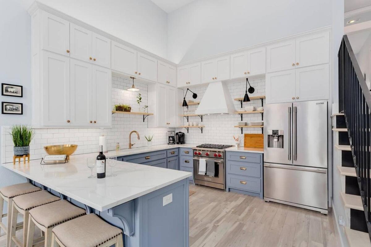 The Brownstone-1 Block To Downtown Holiday home *