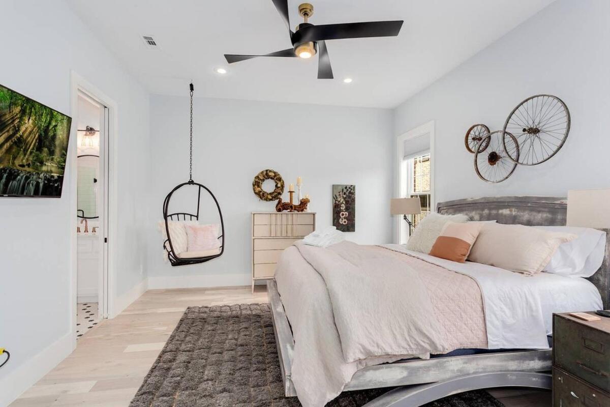 The Brownstone-1 Block To Downtown Holiday home *
