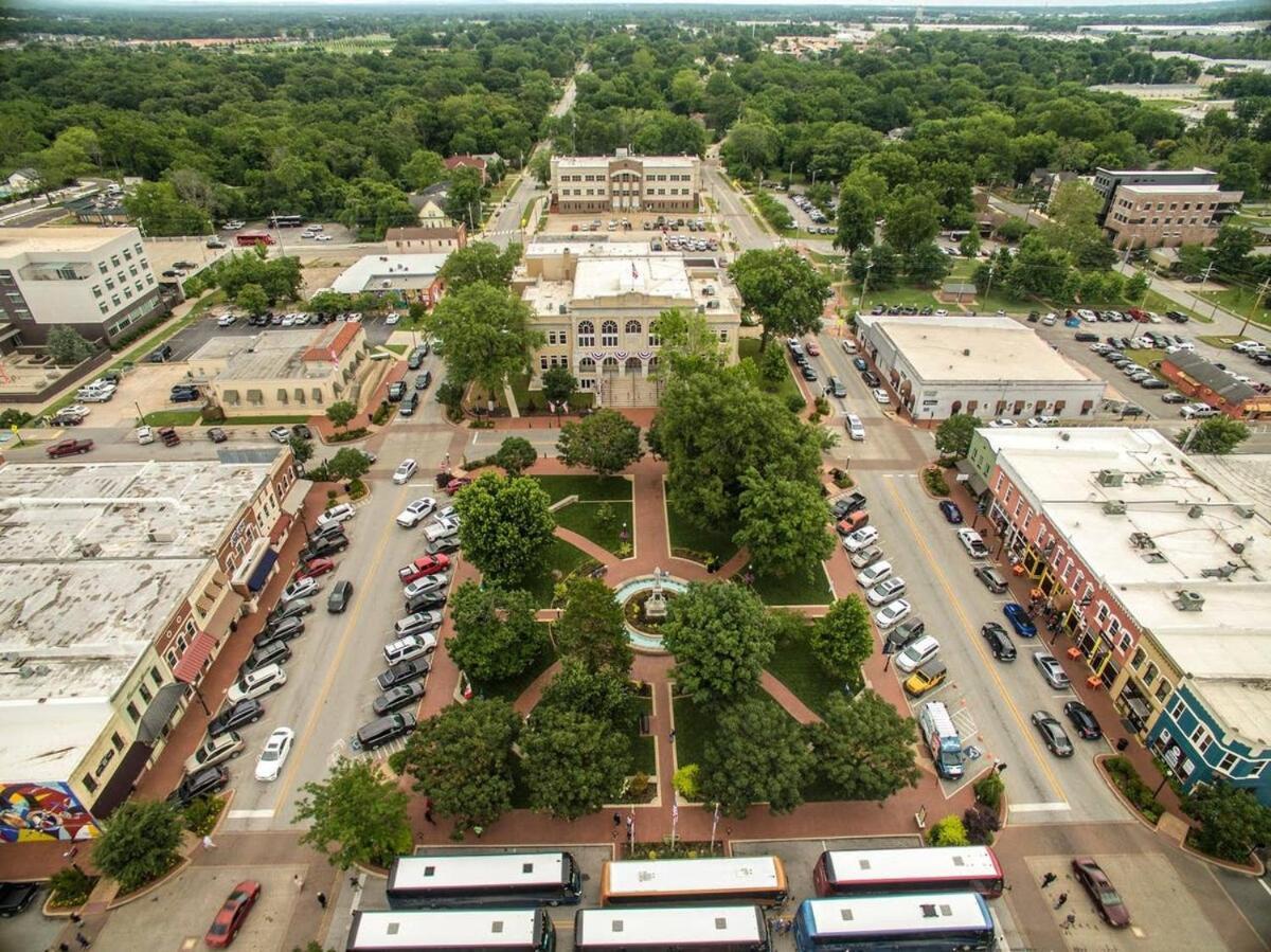 The Brownstone-1 Block To Downtown Holiday home Bentonville