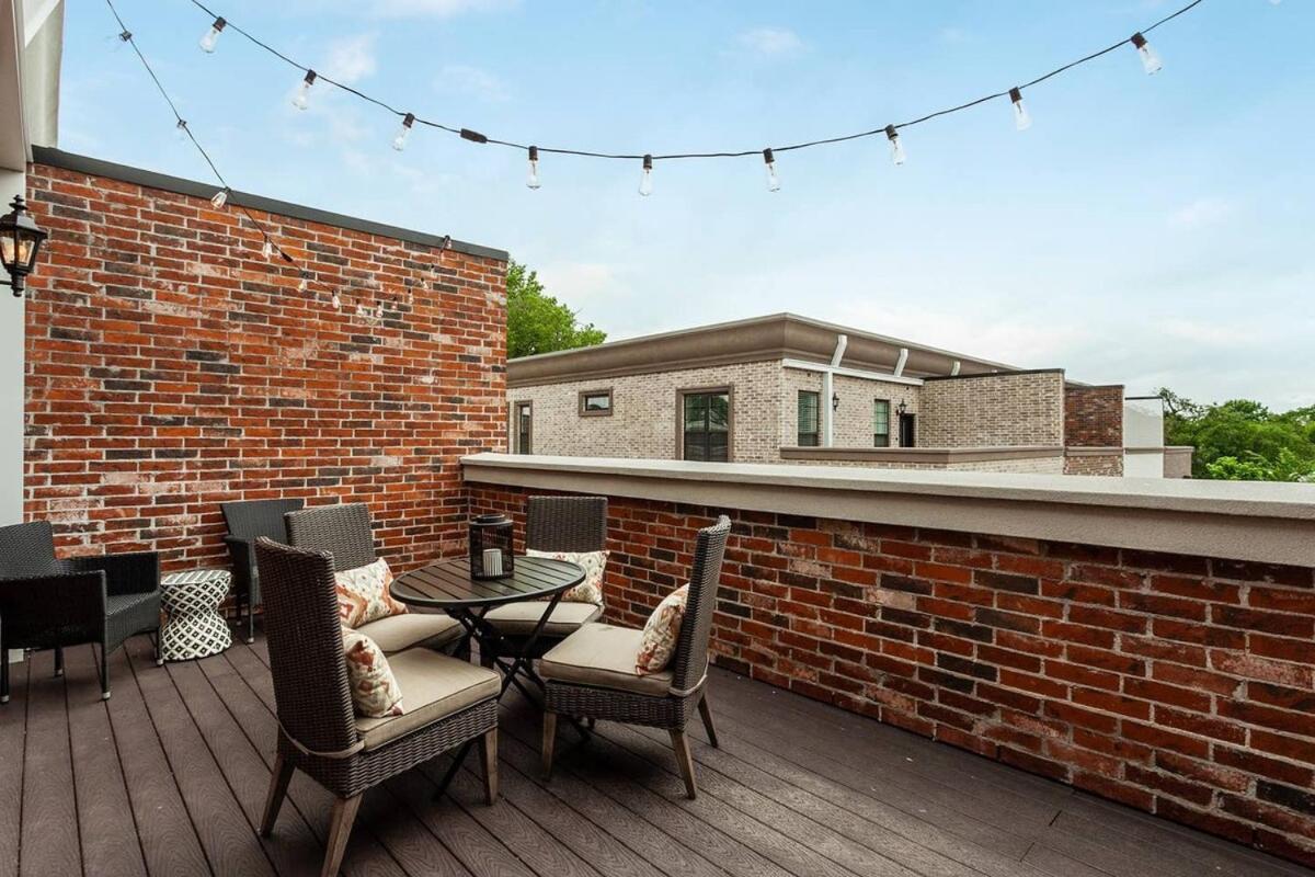 The Brownstone-1 Block To Downtown *
