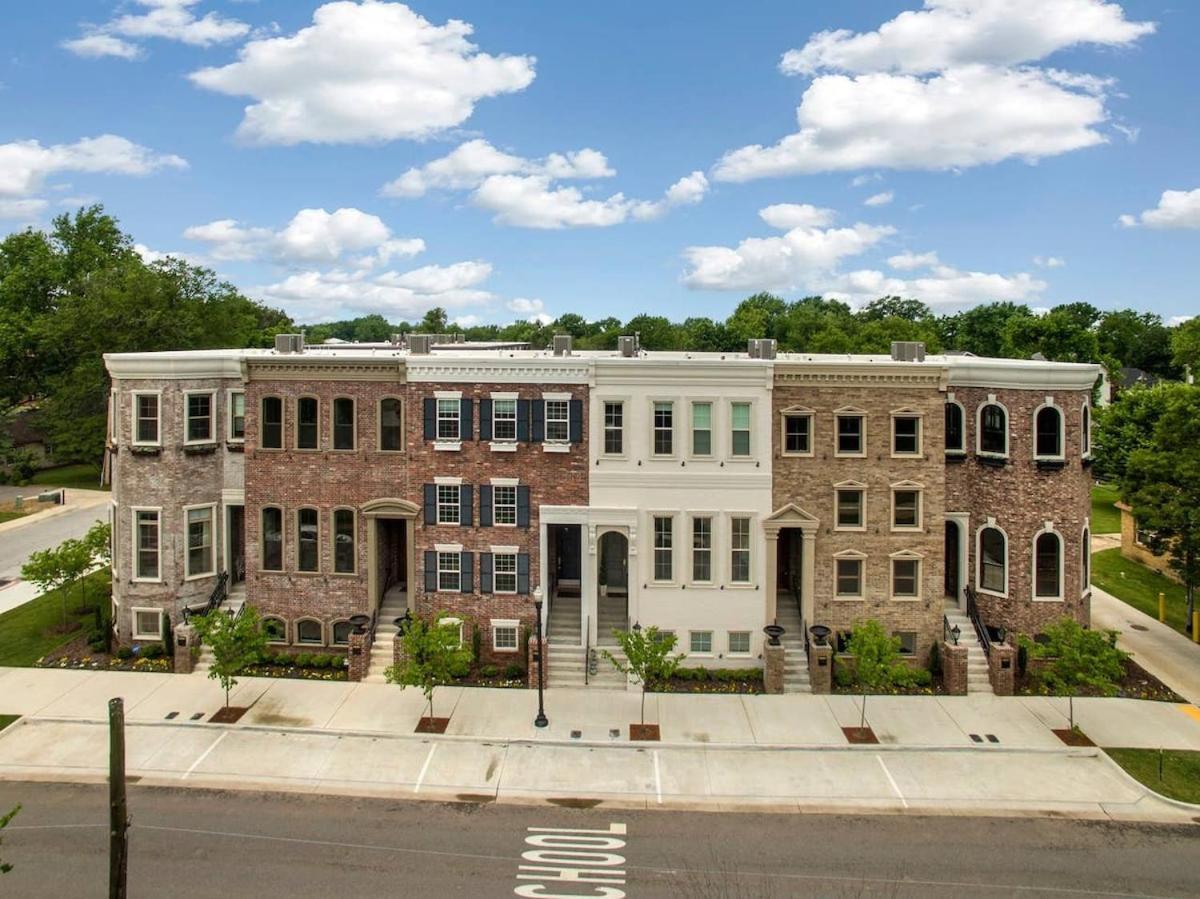 Holiday home The Brownstone-1 Block To Downtown