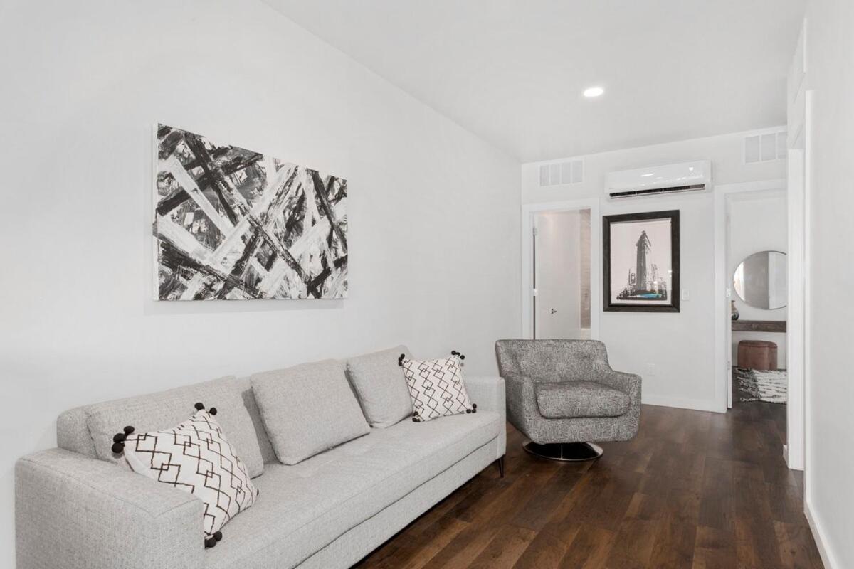 Terracotta Townhome-by Momentary-bikes Available Holiday home Bentonville